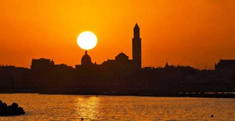 Il tramonto sul mare di Bari: cos raro, cos emozionante. Le foto